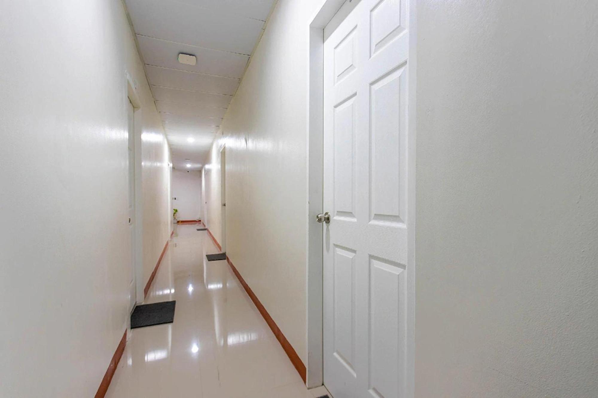 فندق La Belladoza Near Airport Paranaque City المظهر الخارجي الصورة